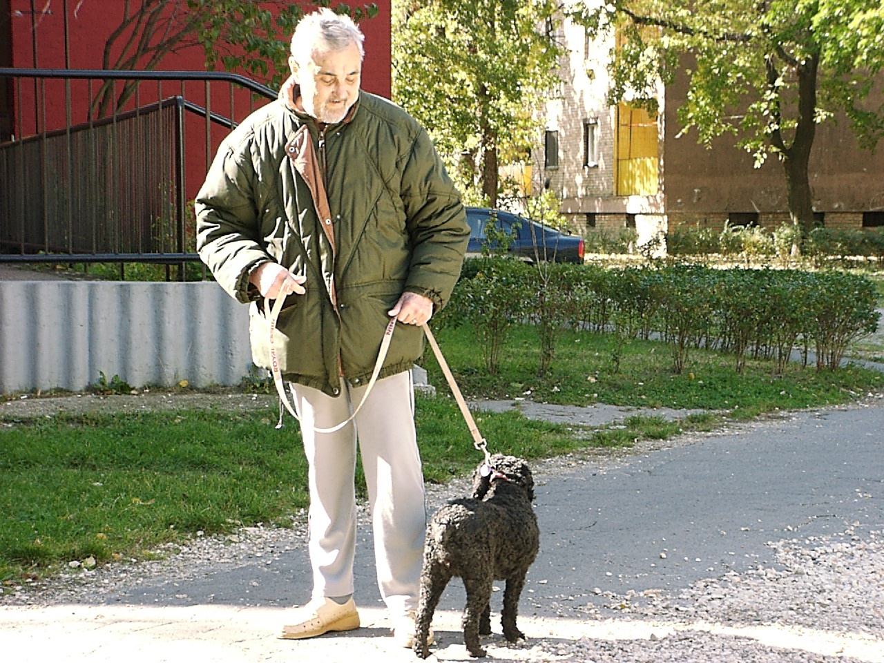 kutya és gazdája a Béke téren 2007.10.13.11