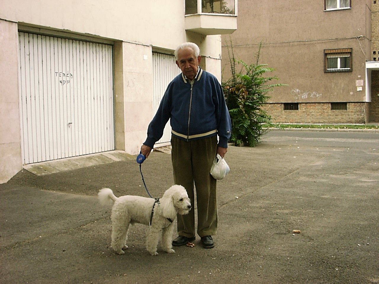 Kutya és gazdája a Béke téren 2007.10.11.17