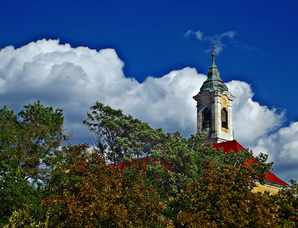 Õszi színek templommal és felhõkkel