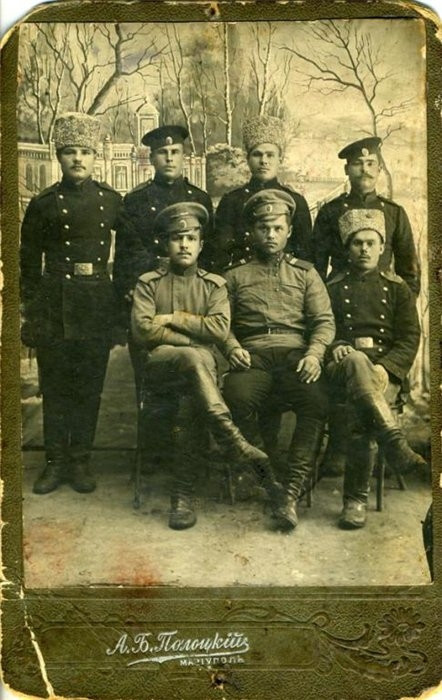 Szovjet katonák a családjuk körében