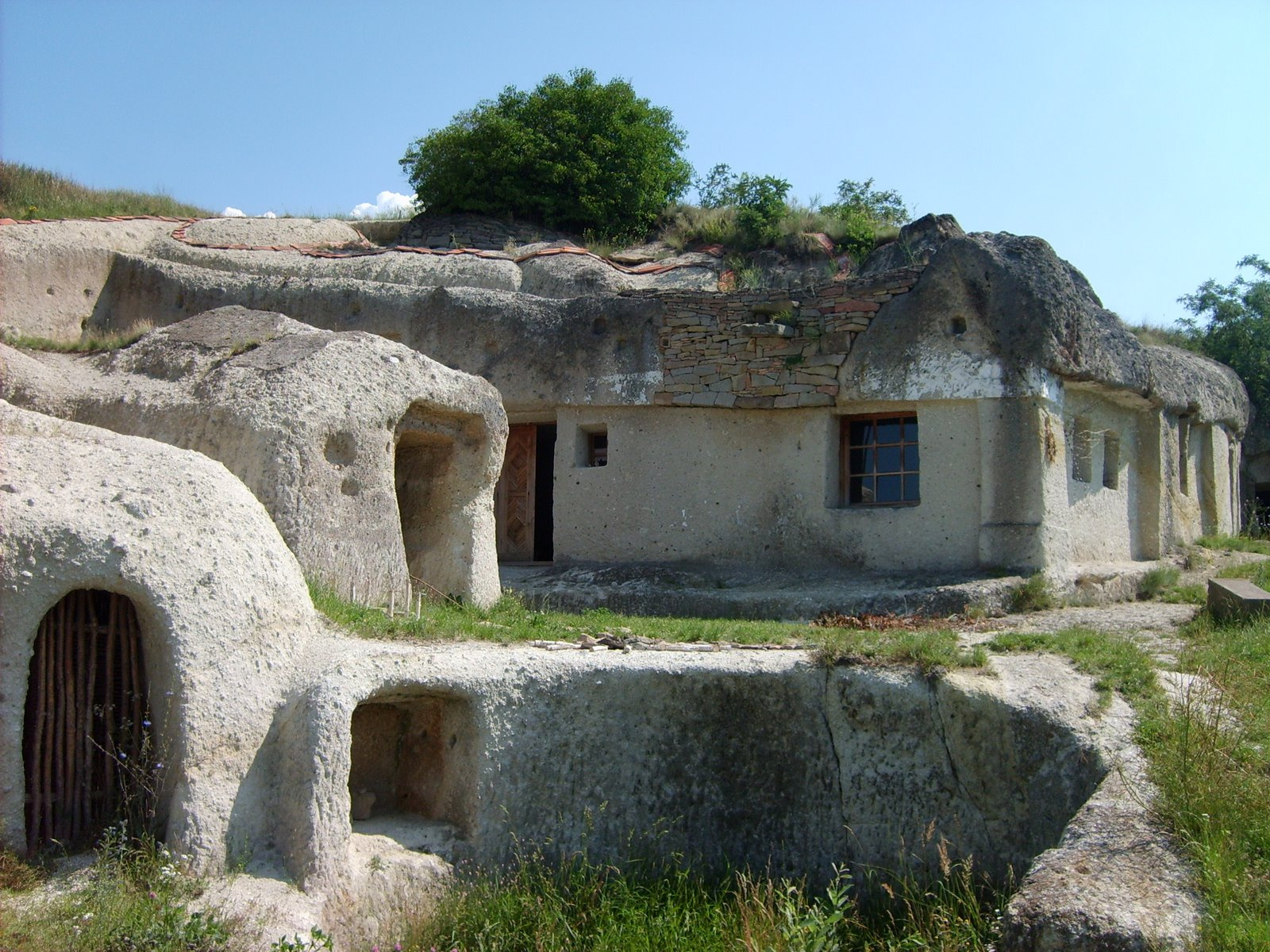 Noszvaji barlanglakások