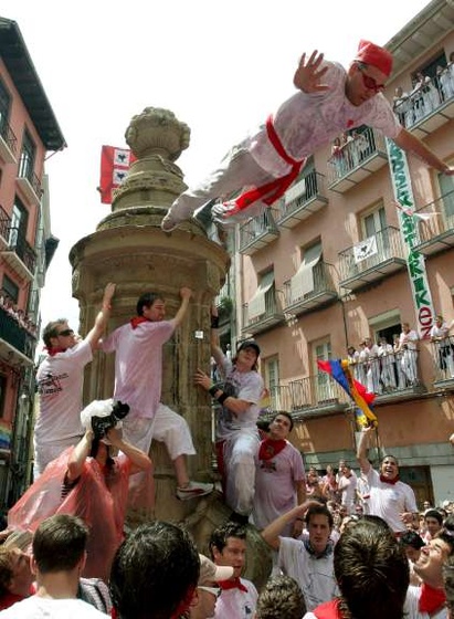 ...a la Plaza del Ayuntamiento que es indiviso de los lugares má