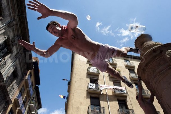 san-fermin-2011-fountain-jumping-and-first-victim-pamplona 74814