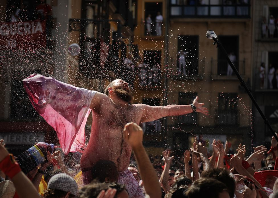 spain-festival-running-bulls-bestas-1-2011