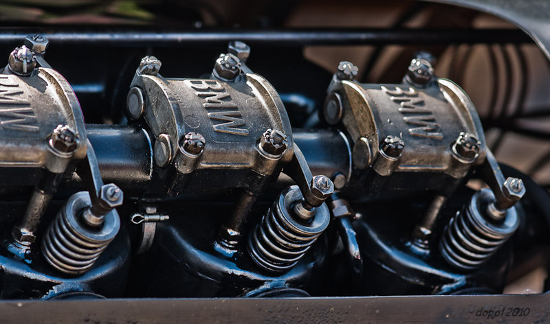 3 cylinder head with valves -of the 4 liter cylinder