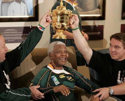 aapone-20091208000212332654-files-rugbyu-wc2007-mandela-rsa-cele