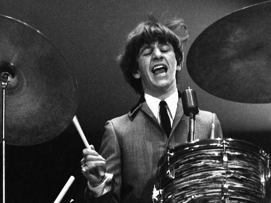 ringo-starr-toca-bateria-em-show-dos-beatles-em-1964-em-imagem-r