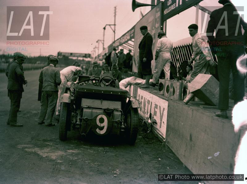 Bentley in pit at 1929 Le Mans 24 hour race