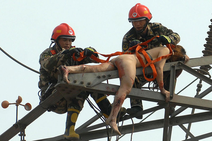 naked-mentally-ill-woman-climbs-transmission-tower-tianjin-china