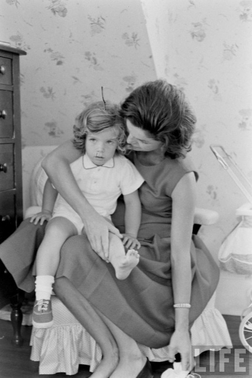 Jacqueline Kennedy Onassis és Caroline Kennedy, 1960