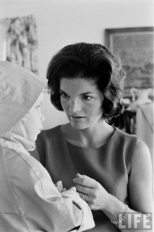 Jacqueline Kennedy Onassis és Caroline Kennedy, 1960