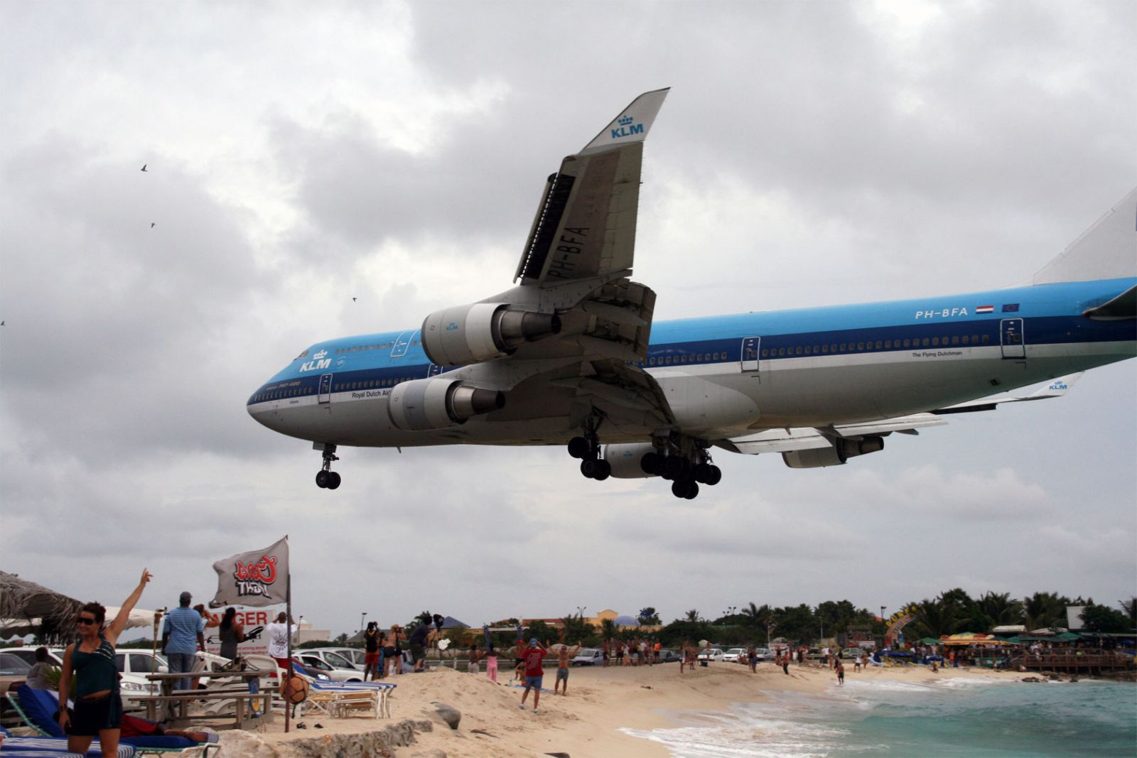 klm-747-landing-over-beach