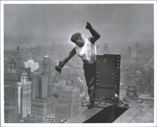 Worker-on-Empire-State-building-signaling-the-hookman-1931-520x4