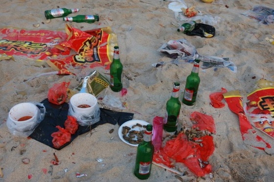 50-tons-of-garbage-scattered-on-the-beach-by-tourists-04-600x399