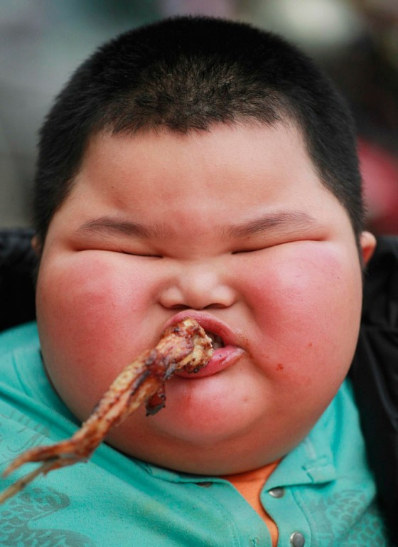 xiao-hao-chinese-4-year-old-fatty-boy-62kg-09-chicken-wing-560x7