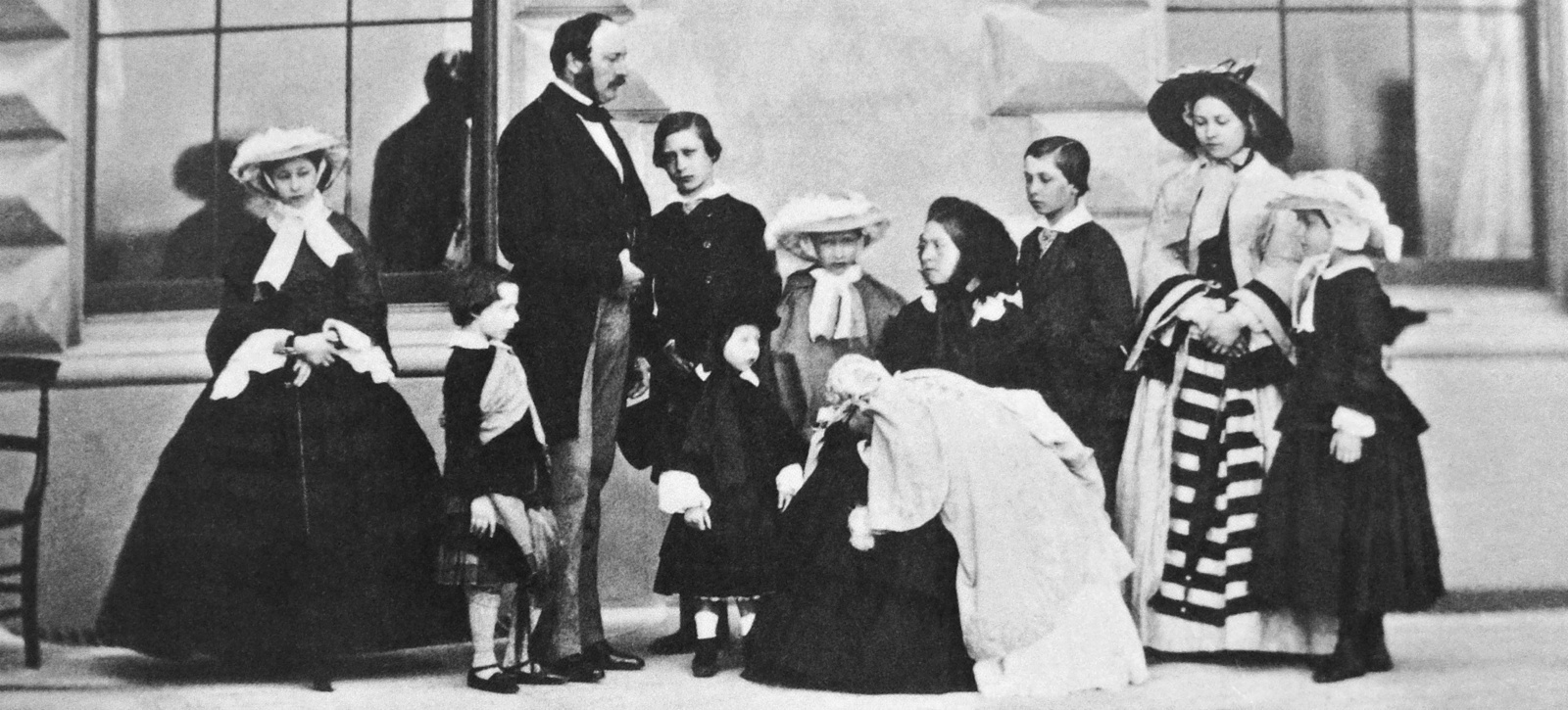 Albert herceg, Viktória királynő és kilenc gyermekük 1857-ben. B