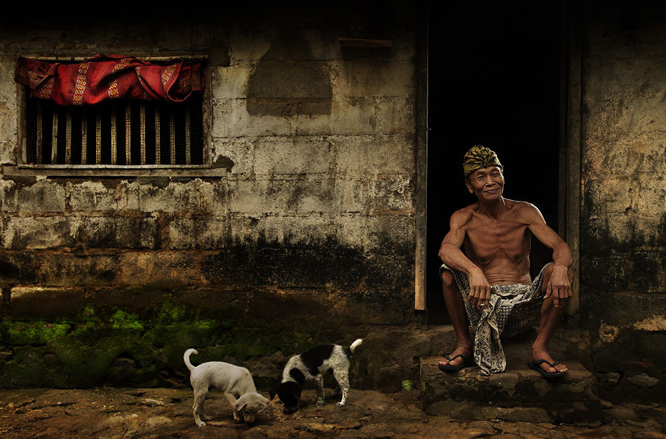 Title-the-balinese-man-and-his-puppies-ario-wibisono