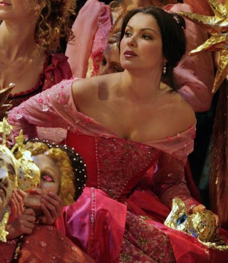 netrebko-as-antonia in Hoffman