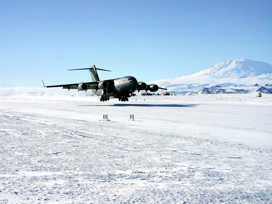 U.S. Air Force C-17 Globemaster III Landing