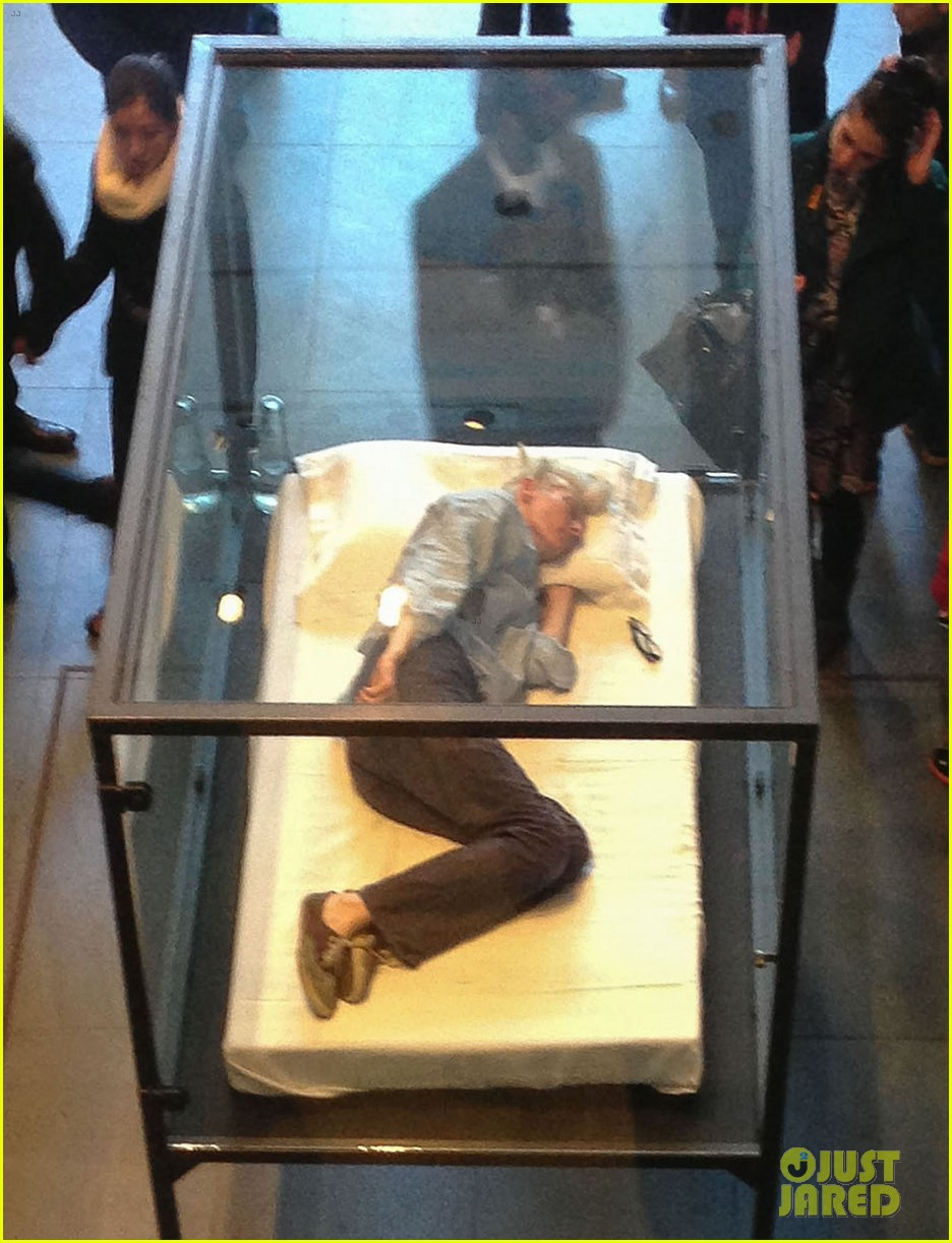 tilda-swinton-sleeps-in-glass-box-at-the-moma-