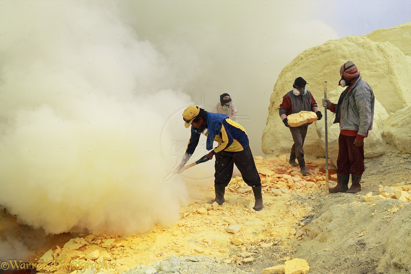 Men-working-the-sulphur-mine-at-Kawah-Ijen