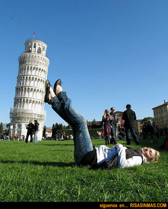 turistas-sostienen-la-torre-de-pisa-rsm