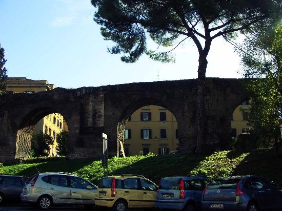 l-ancien-aqueduc-de-neron