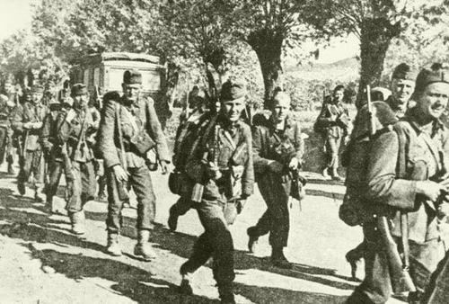 Magyar Honvéd gyalogság felfelé a frontvonalon