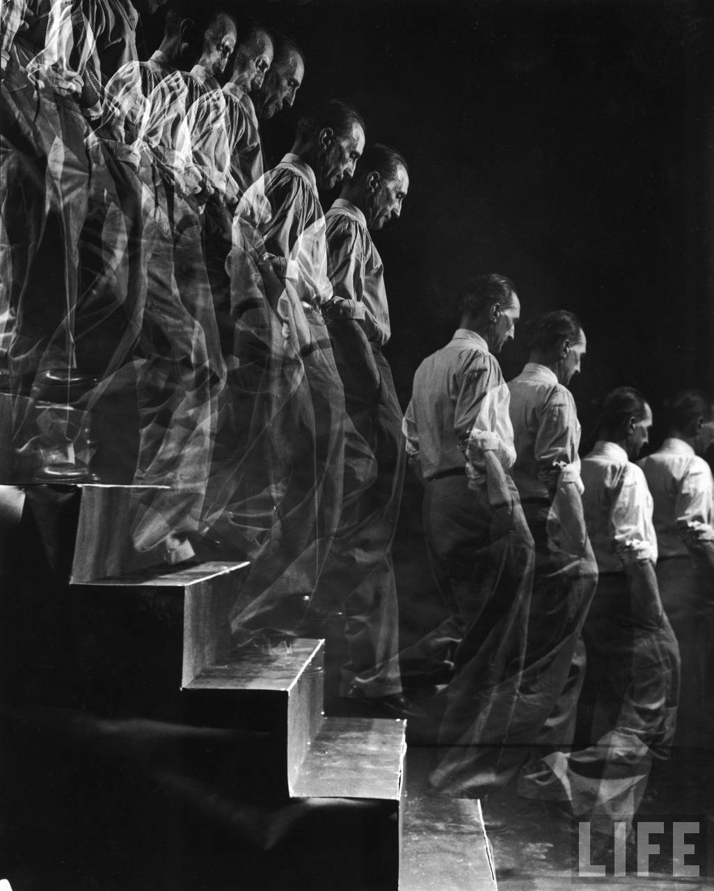 eliot elisofon-marcel duchamp-descending a staircase-new york-19