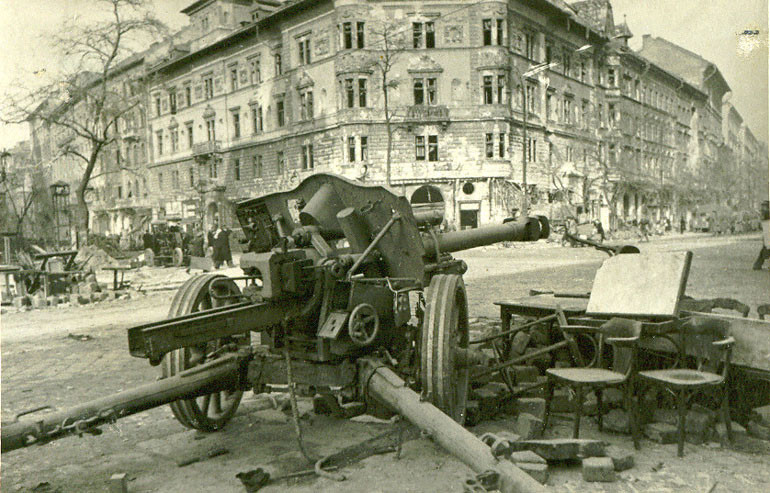 1945 Elhagyott német fegyvereket Budapest utcáin 1945