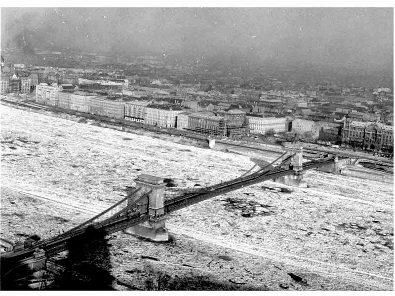 Bara Istvan A befagyott Duna Budapestnel 1963