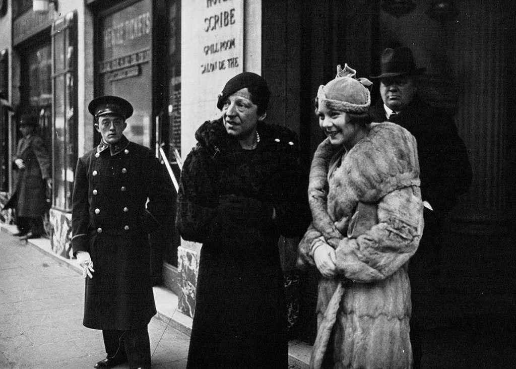 Lenglen-Henie 1932 French tennis player Suzanne Lenglen with Nor