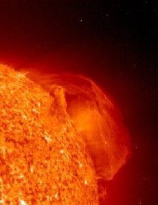 Óriási eruptív protuberancia a SoHO űrobszervatórium EIT extrém 