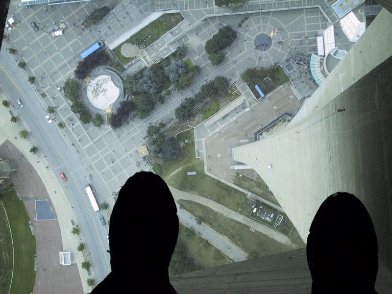 800px-Glass Floor of the CN Tower