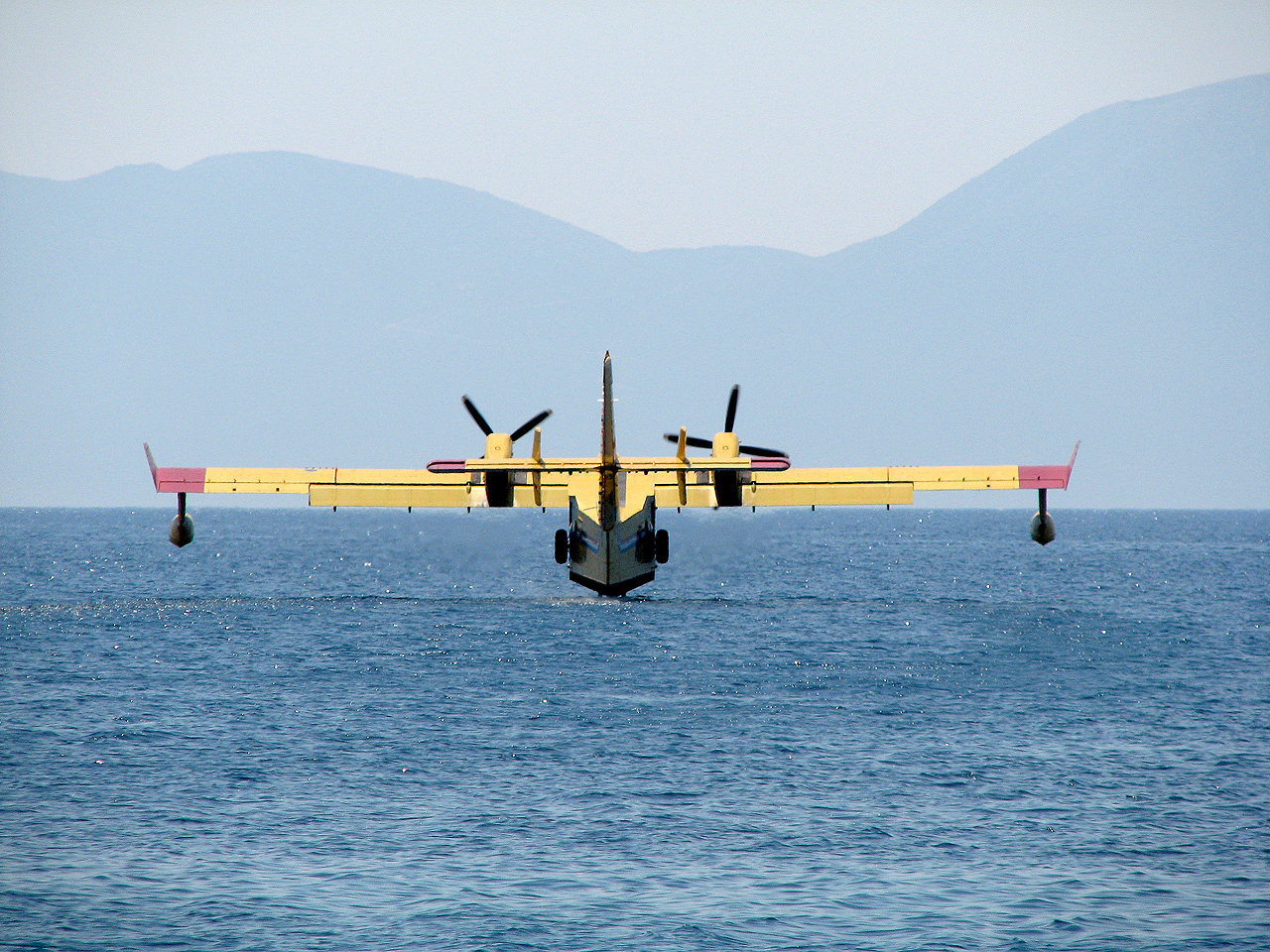 Canadair CL-415 Filling