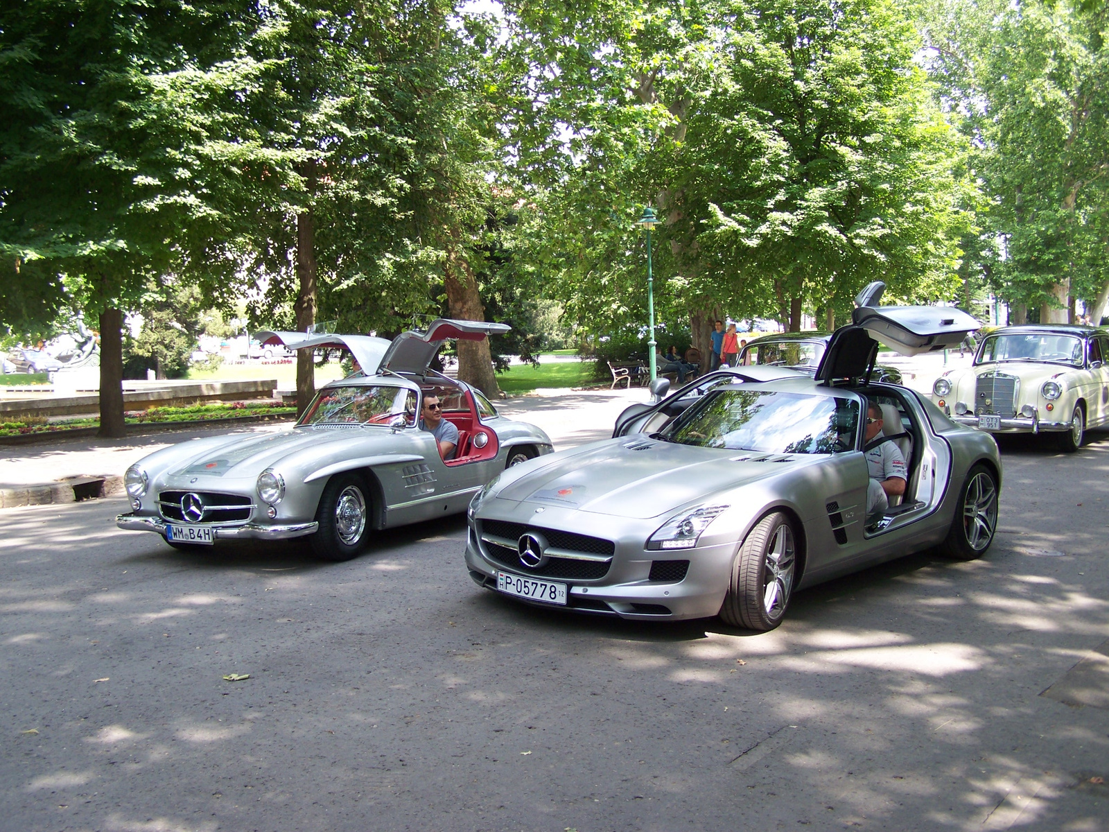 Mercedes 300SL Gullwing-Mercedes SLS AMG