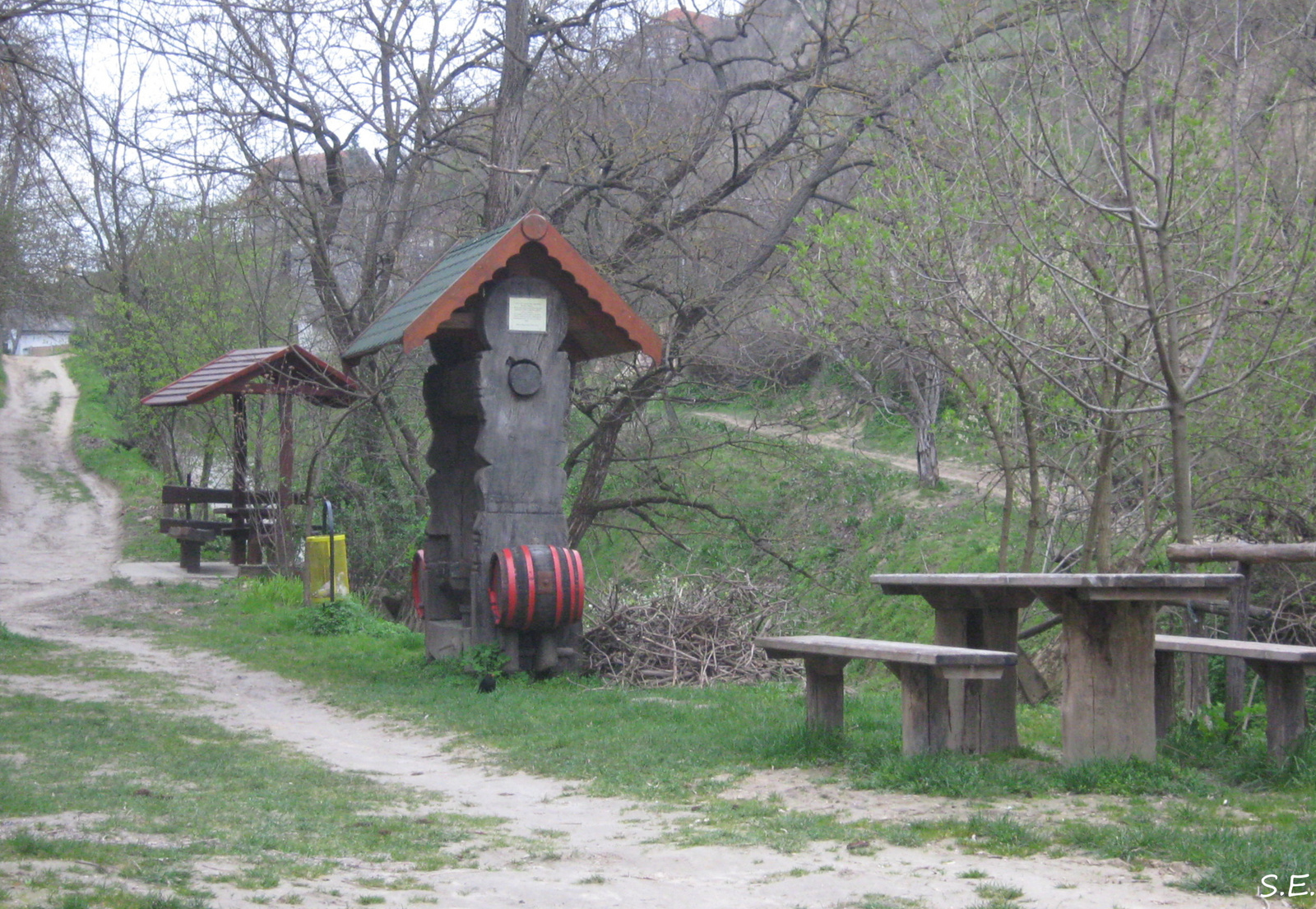 Prés hordókkal és pihenőhelyek.