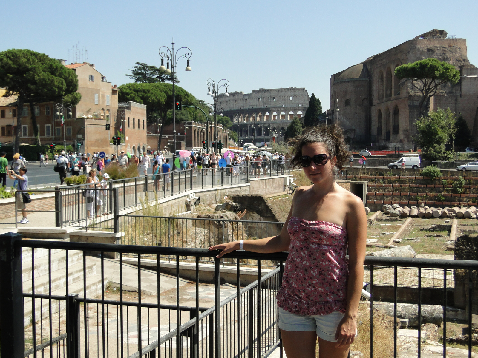 Róma, Forum Romanum háttérben a Colosseum