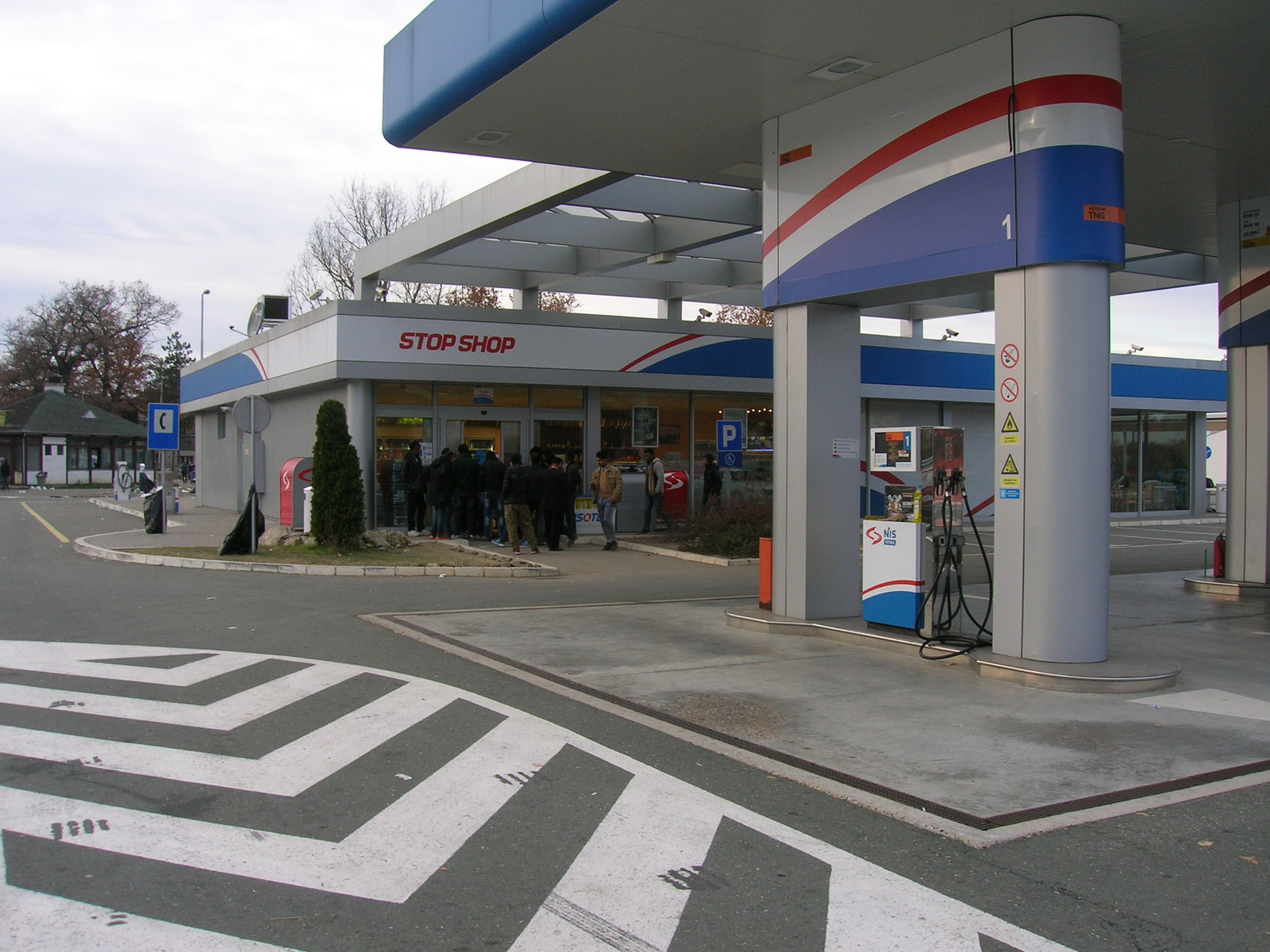 Stop shop - A benzinkúton nem szívesen látják a menekülteket