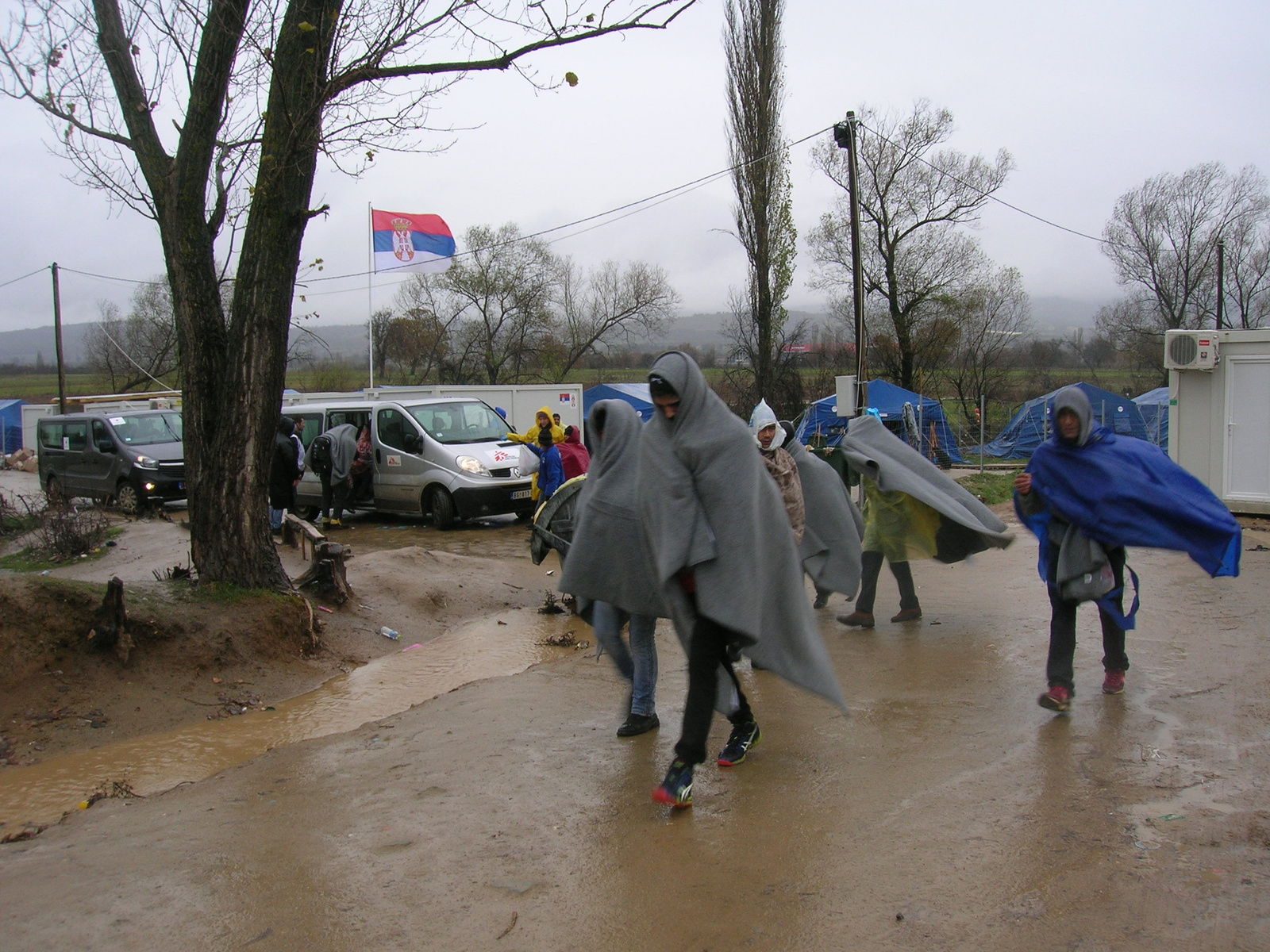 Viharban lépnek be a zöld határon Szerbiába Mitrovicánál a