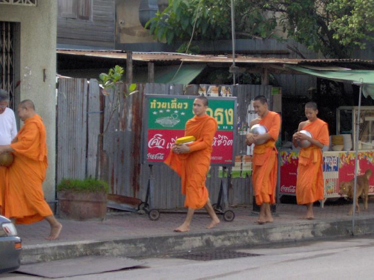 szerzetesek a reggeli koldulóúton
