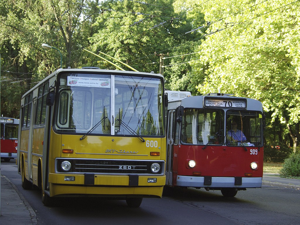Ikarus 260T és ZIU 9 a Városligetben  2009.09.27