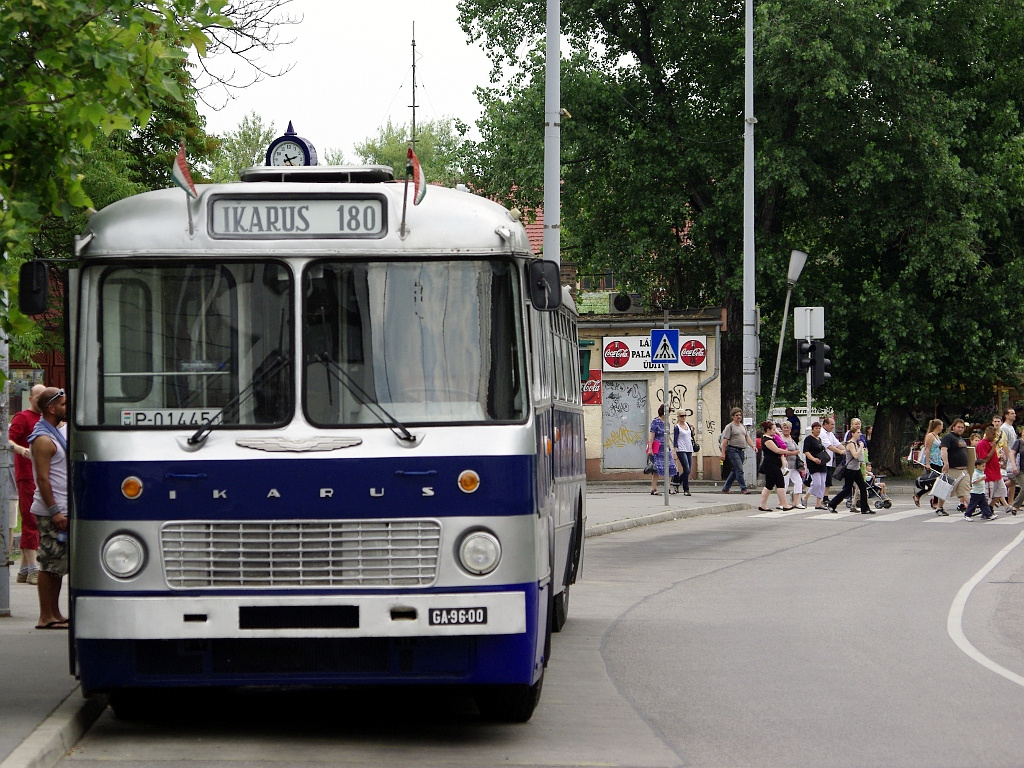 Ikarus 180 a Szentlélek téren 16 2011.06.11