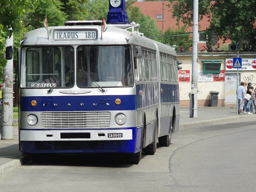 Ikarus 180 a Szentlélek téren 42 2011.06.11