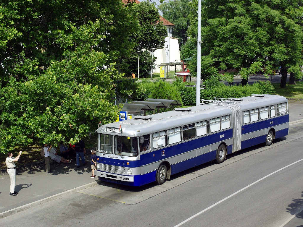 Ikarus 180 a Szentlélek téren 48 2011.06.11