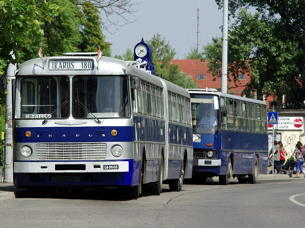 Ikarus 180 és Ikarus 260 a Szentlélek téren 05 2011.06.11