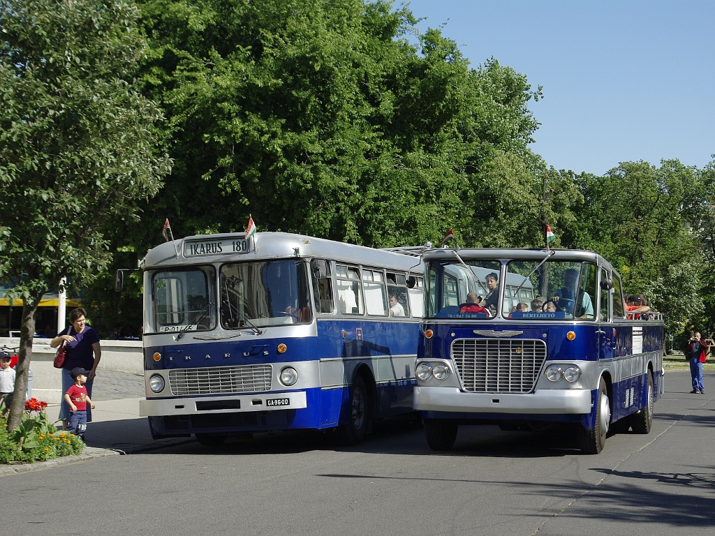 Ikarus 180 és Ikarus 630 cabrio a Közlekedési múzeumnál 07 2011.