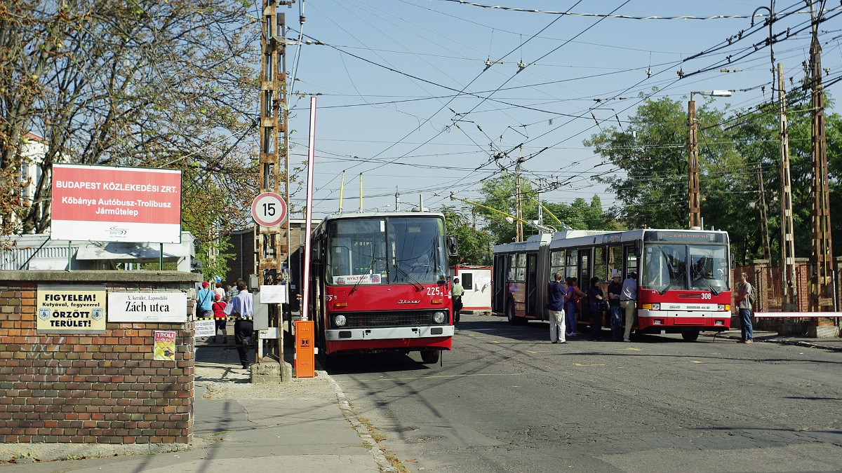 Ikarus 280T és Ikarus 435Ta Troligarázsban 1 2011.09.24