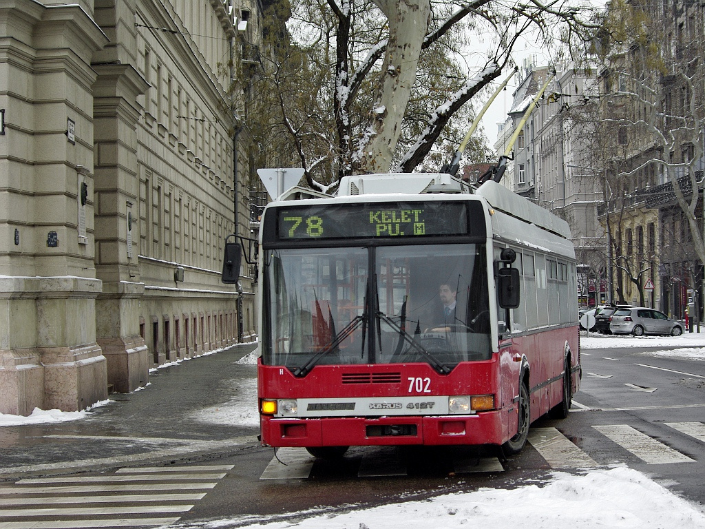 Ikarus 412T a Kossuth térnél 06 2012.02.05