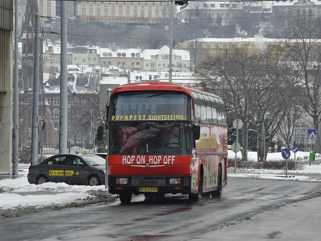 Neoplan Cityliner a Kossuth térnél 01 2012.02.05